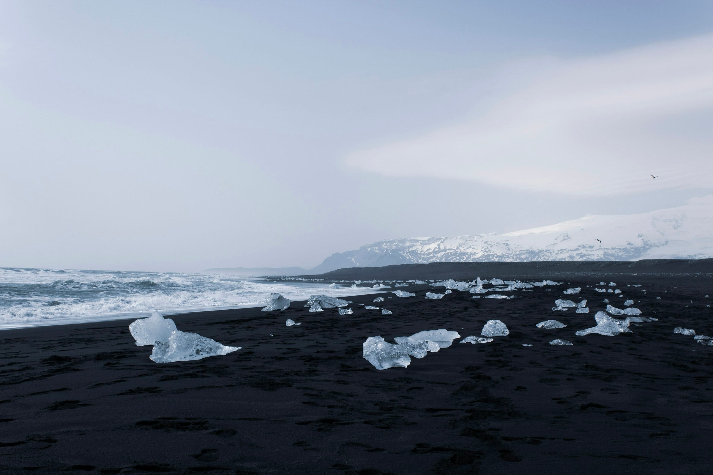Icebergs on Diamond Beach by the Jökulsárlón glacier lagoon
